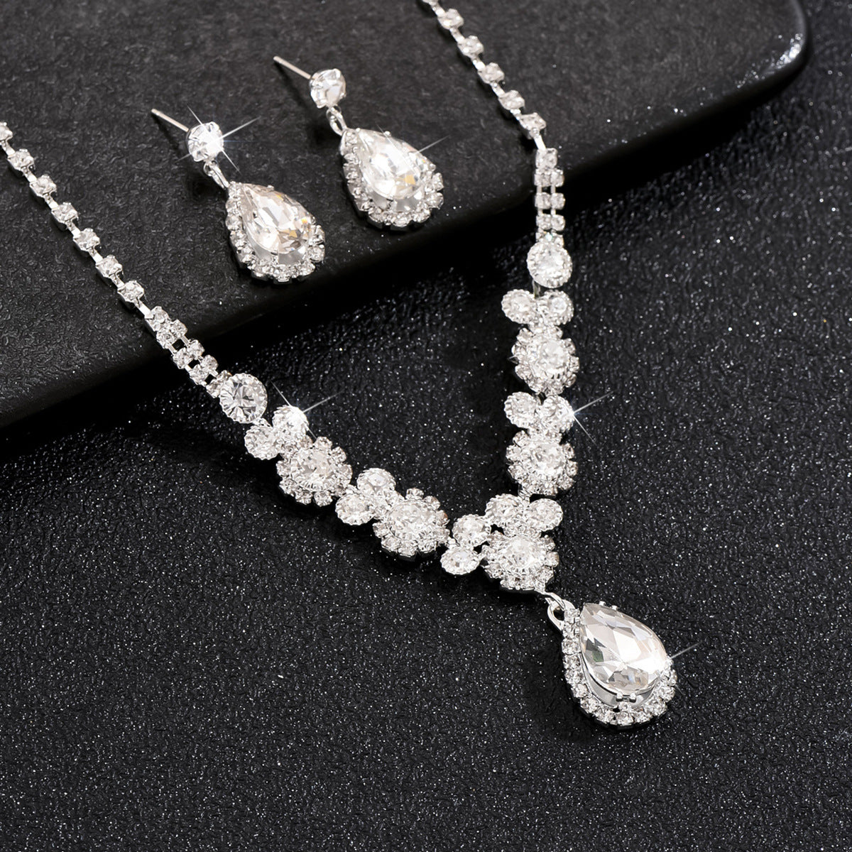 Rhinestone Bridal Jewelry Set with Tassel Design